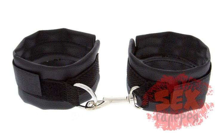 Чёрные полиуретановые наручники с карабином Beginners Wrist Restraints